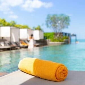 Les must-have accessoires pour votre piscine à débordement 29 infinity pool accessories 6